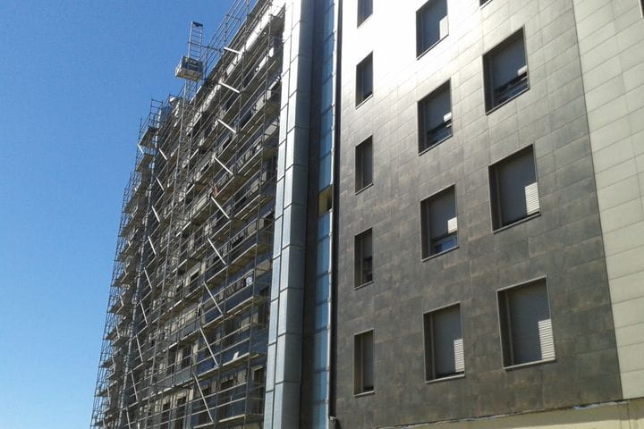 Rehabilitación de Fachada de Edificio de viviendas y garaje. A Lastra