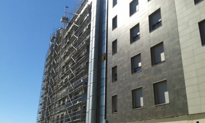 Rehabilitación de Fachada de Edificio de viviendas y garaje. A Lastra